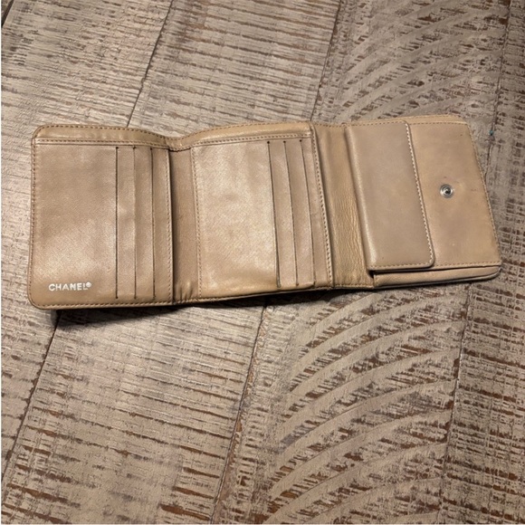CHANEL Travel Line Cream Wallet with CC Logo - Picture 3 of 6